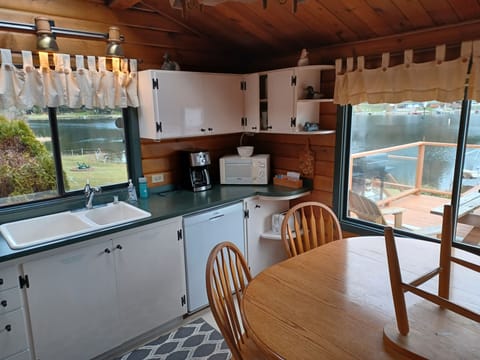 Kitchen. The table has an extra leaf so it will seat 6. 