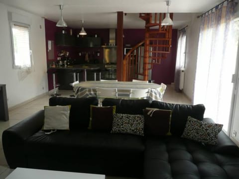 Spacious room: open plan kitchen