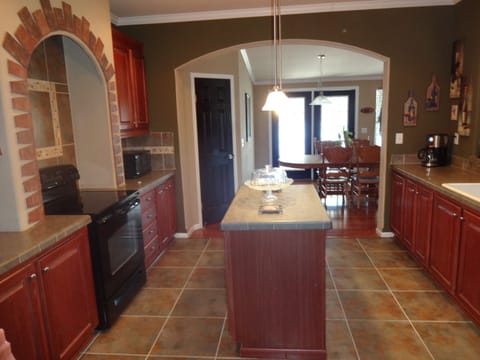 Spacious kitchen (electric range, fridge/freezer combo, dishwasher, & more)