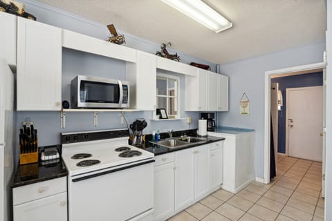 Private kitchen | Fridge, microwave, oven, stovetop