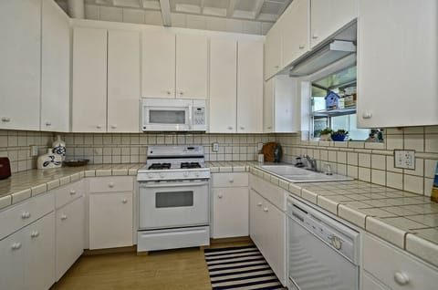 Fully equipped kitchen with gas stove and dishwasher
