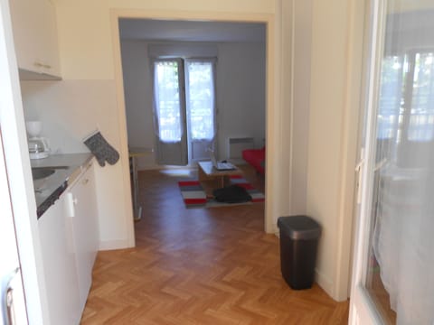 traversing view of the main entrance toward the living room
