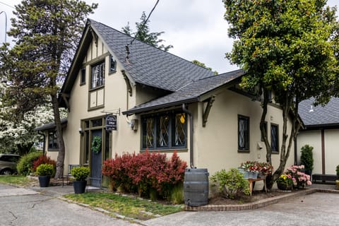 Welcome to The Seattle Carriage House - a hidden gem in the heart of Seattle