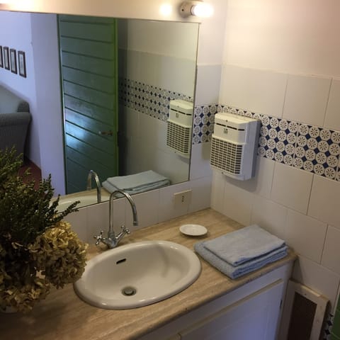 Apartment Melo - bathroom with shower