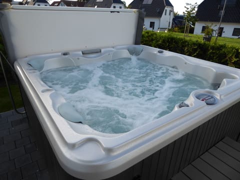 Jacuzzi, heated all over the year