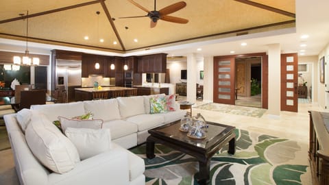 Spacious open concept home with vaulted grasscloth ceilings