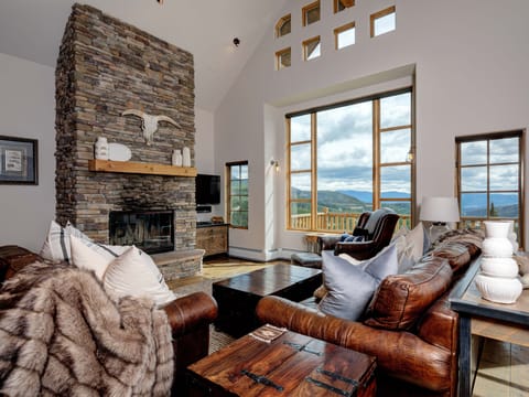 AM 5 Silver Star, Living, 1