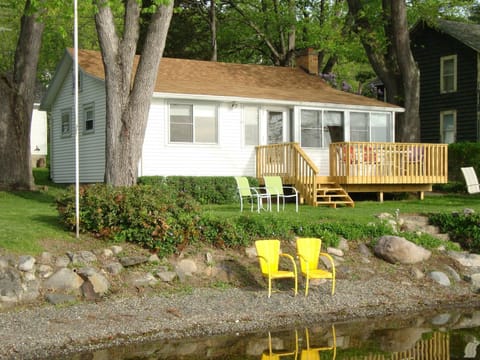 Remodeled cottage with front deck, patio table,umbrella, chairs.  WiFi available