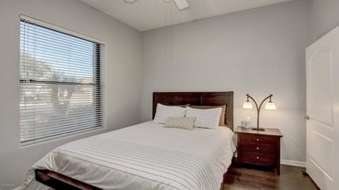 Second bedroom (queen size)