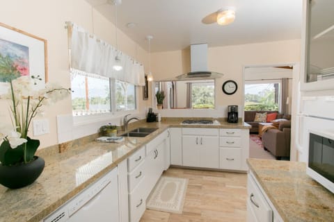 Private kitchen | Fridge, microwave, oven, stovetop