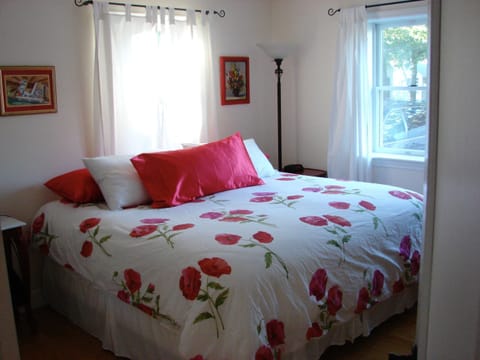 3 bedrooms, premium bedding, iron/ironing board, free WiFi