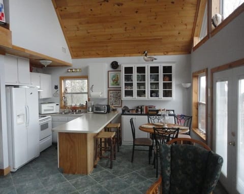  Kitchen & dining area, fully equipped w/ALL the amenities, including ice maker