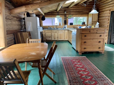 Fridge, oven, stovetop, coffee/tea maker