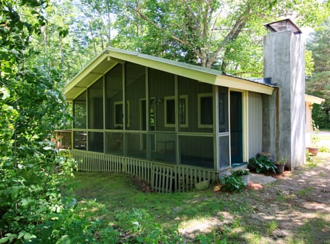 Front of cabin w/ screened in porch