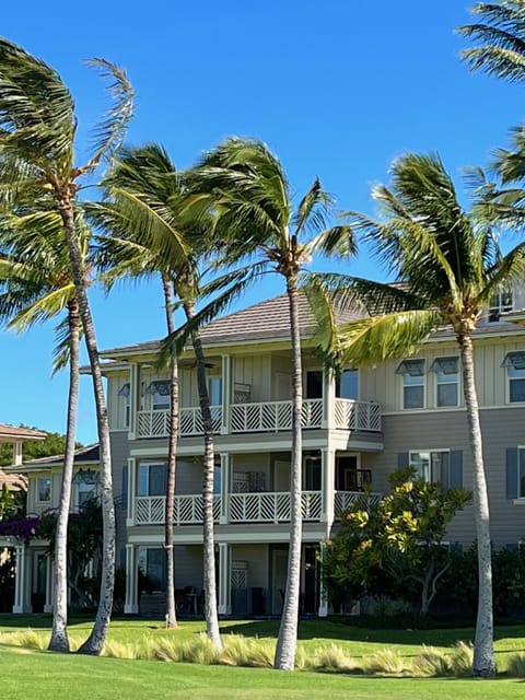 Top floor unit with beautiful sunset views!
