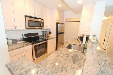 Private kitchen | Microwave, dishwasher, coffee/tea maker, toaster