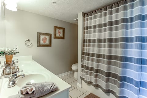 Combined shower/tub, hair dryer, towels