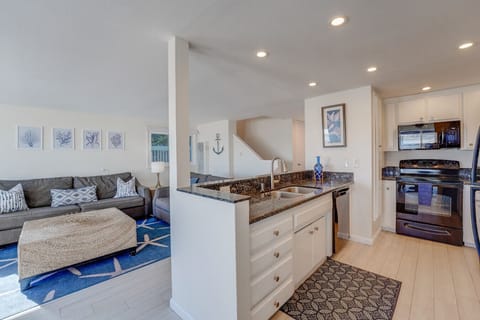 Front Unit: We set the kitchen up with everything you need to prepare a meal at home!