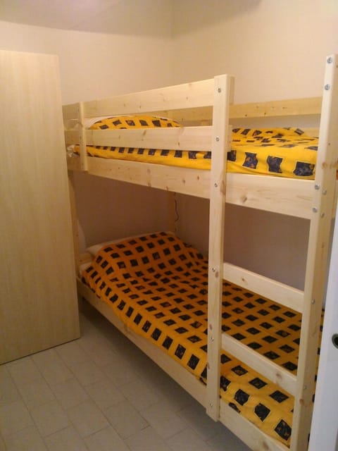 2 bedrooms, iron/ironing board, bed sheets