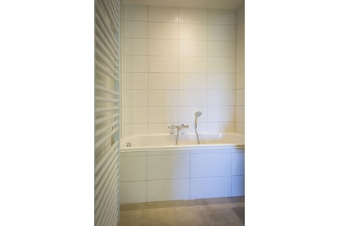 Combined shower/tub, towels