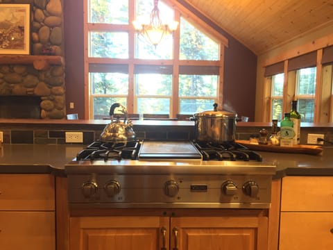Beautiful Viking Rangetop with Griddle in the Middle