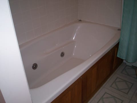 Combined shower/tub, jetted tub, towels, soap