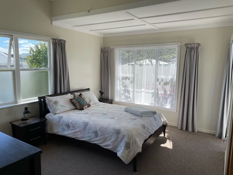 #7 North (Right) Master bedroom Queen bed