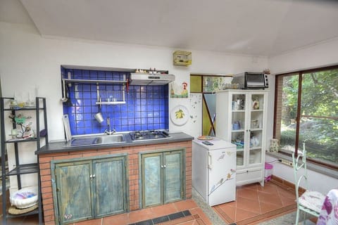 Fridge, oven, stovetop, coffee/tea maker