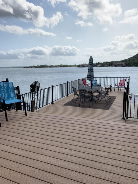BRAND NEW deck, rails and stairs to the lake!
