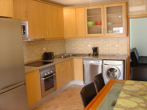 Private kitchen | Fridge, microwave, oven, dishwasher