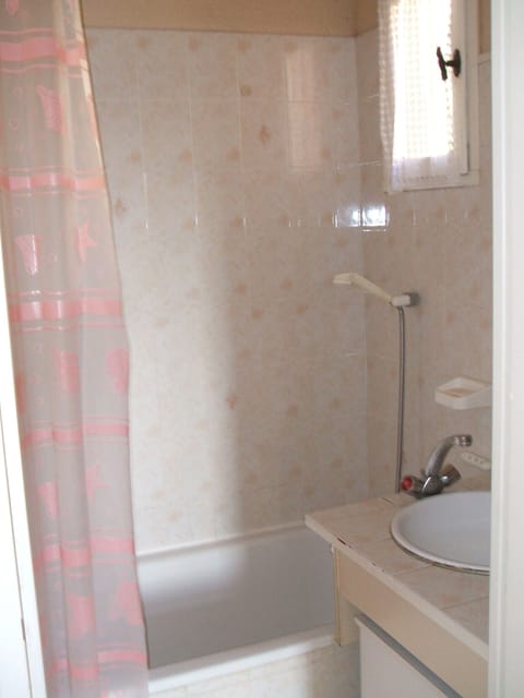 Combined shower/tub, hair dryer, toilet paper