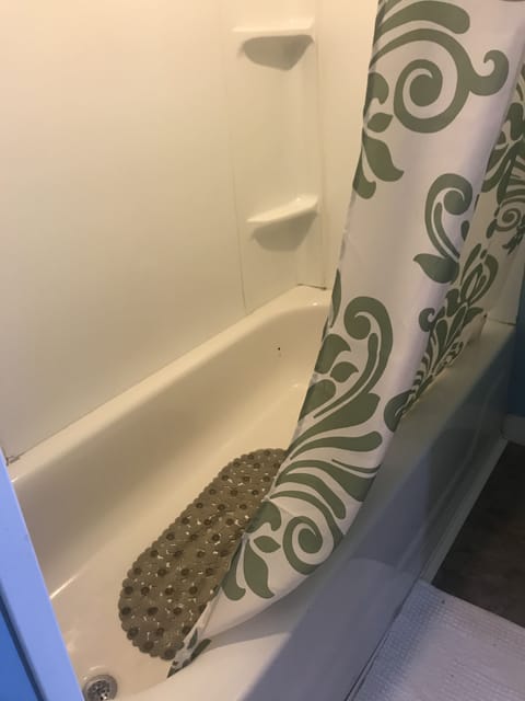 Combined shower/tub, hair dryer, towels