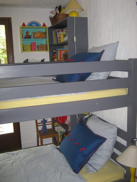 2 bedrooms, iron/ironing board, bed sheets