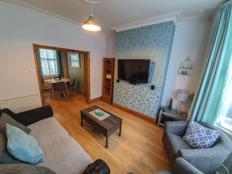 Through lounge with flat screen television and free wifi