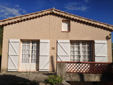 House, br 1 to the left, living room to the right