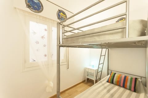 2 bedrooms, iron/ironing board, internet, bed sheets