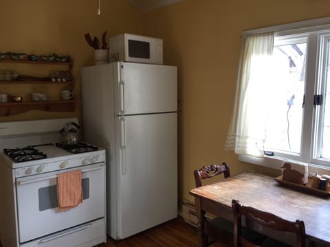 Full-size fridge, microwave, oven, stovetop