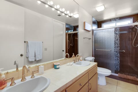 Combined shower/tub, hair dryer, towels, soap