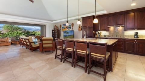 Large island with additional seating