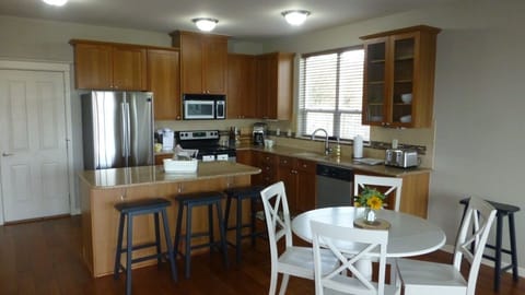 Fully stocked kitchen and breakfast nook. Microwave, Air-Fryer, Pots & Pans.