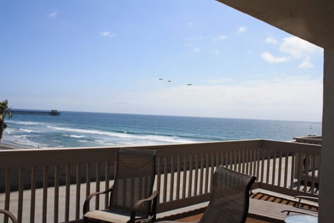Large upper level balcony. Pelicans fly by daily. GJT