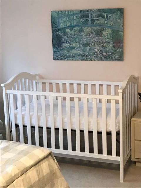 5 bedrooms, desk, iron/ironing board, travel crib