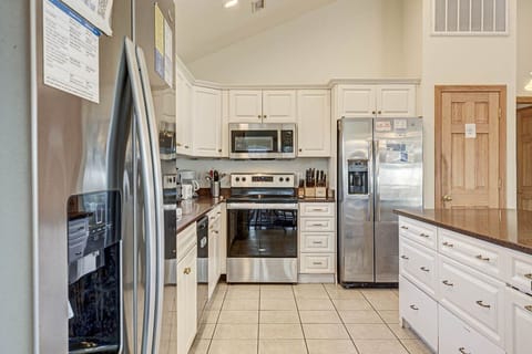 Full-size fridge, microwave, oven, stovetop