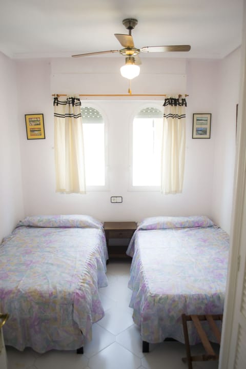 2 bedrooms, iron/ironing board, bed sheets, wheelchair access