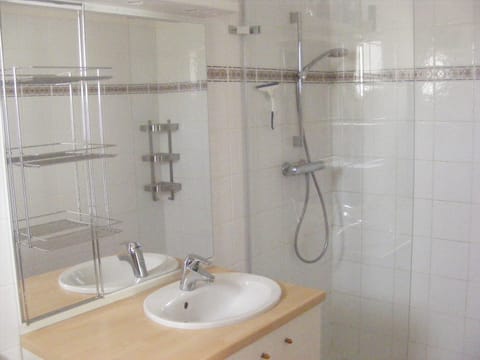 Combined shower/tub, hair dryer, towels