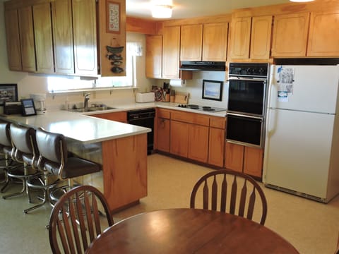Fully supplied kitchen with double oven, dishwasher, garbage disposal, microwave