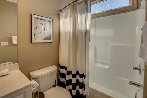 Combined shower/tub, towels, soap, toilet paper