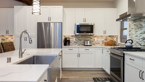 Gas stovetop and lots of counterspace