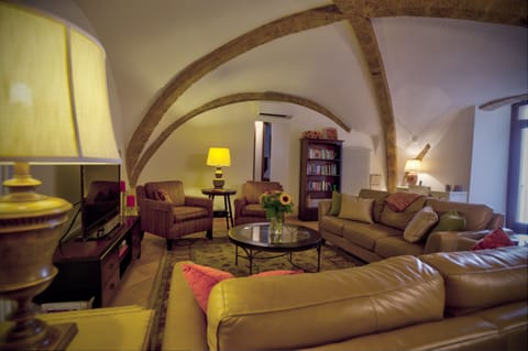 Living area with tufo domed ceiling.
