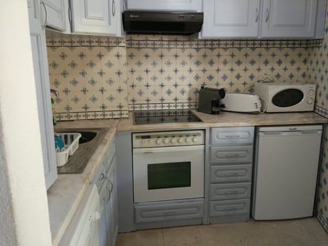 Fridge, dishwasher, cookware/dishes/utensils